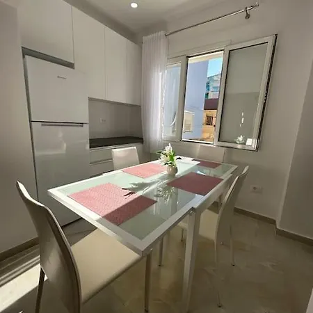 Stylish One Bedroom Apartment *